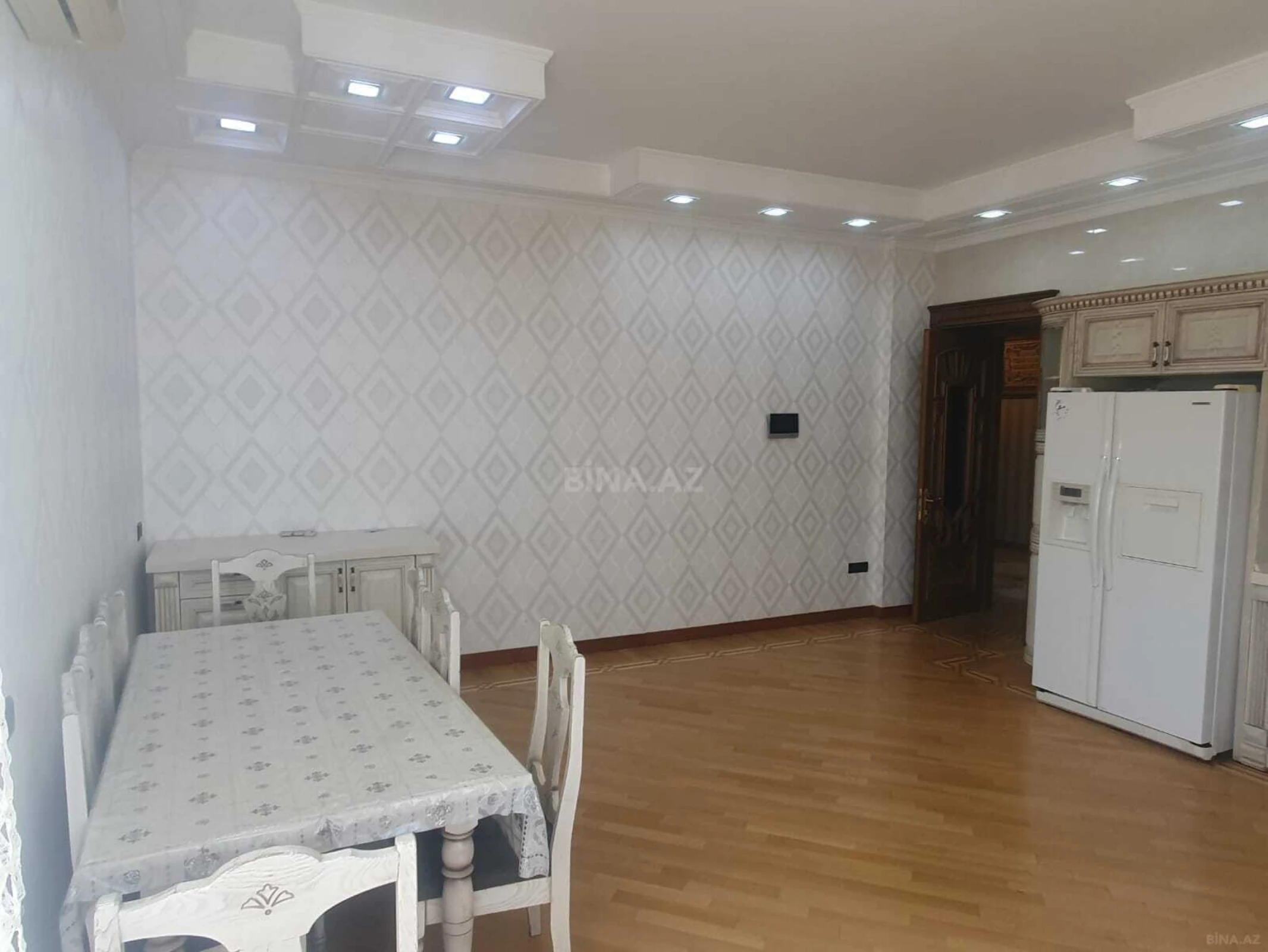 Satılır 4 otaqlı mənzil 230 m²