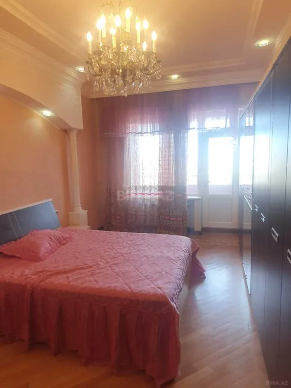 Satılır 4 otaqlı mənzil 230 m²