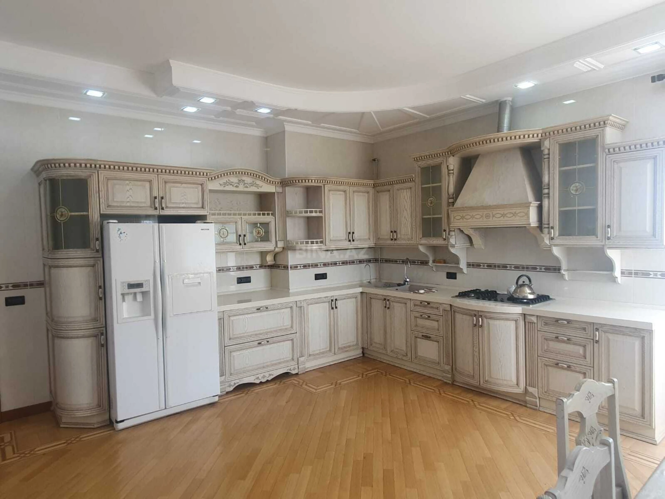 Satılır 4 otaqlı mənzil 230 m²