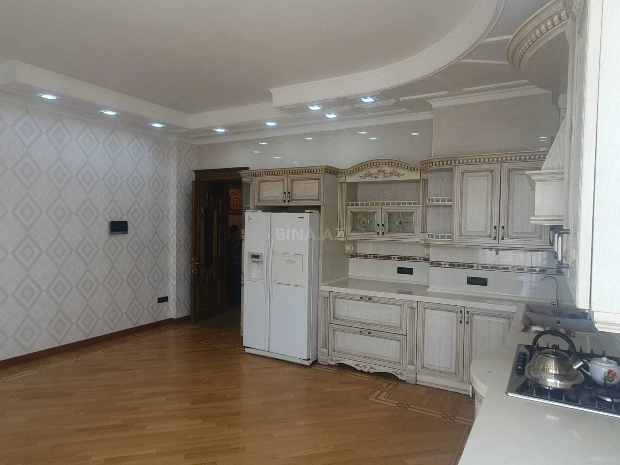 Satılır 4 otaqlı mənzil 230 m²