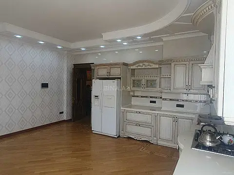Satılır 4 otaqlı mənzil 230 m²