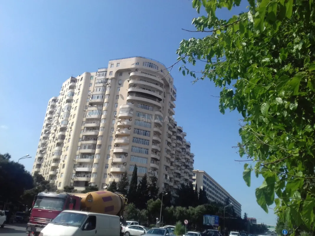 Satılır 3 otaqlı mənzil 134 m²