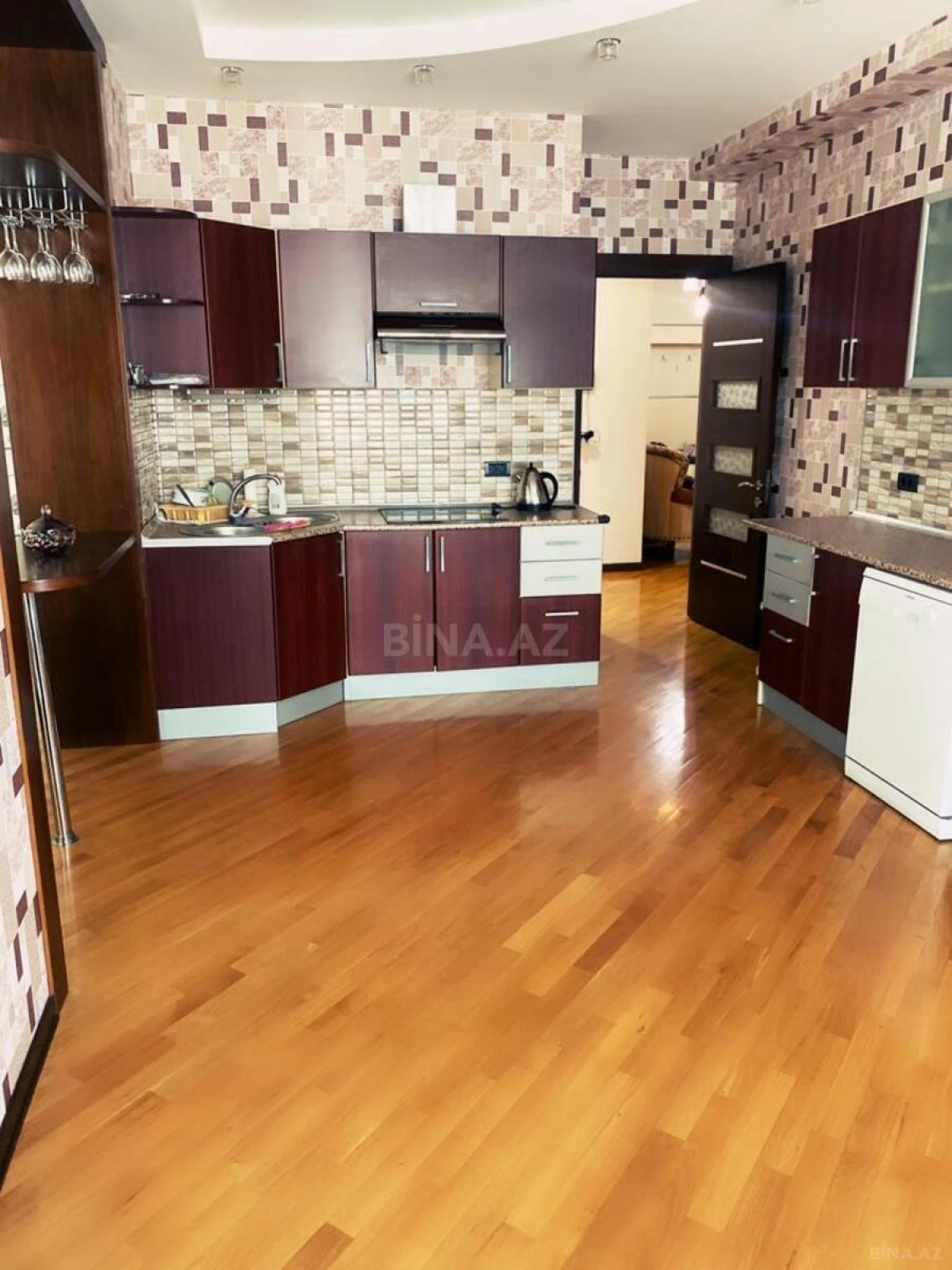 Kirayə verilir 3 otaqlı mənzil 191 m²