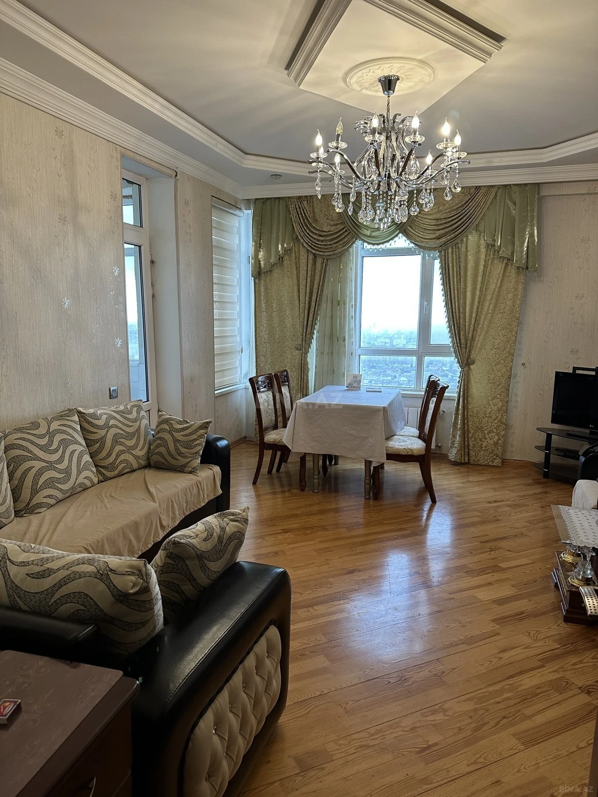 Satılır 4 otaqlı mənzil 135 m²