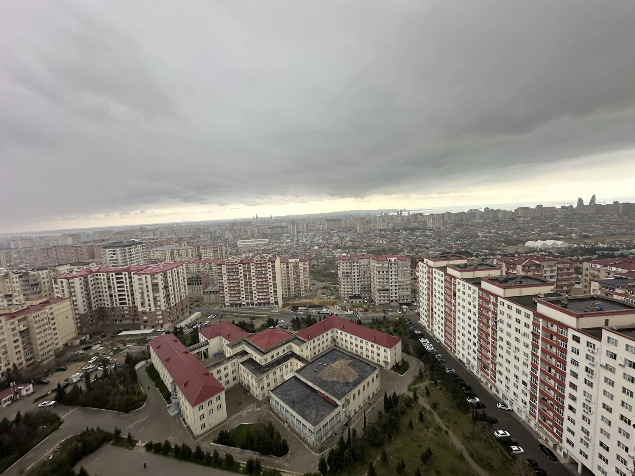 Satılır 4 otaqlı mənzil 135 m²