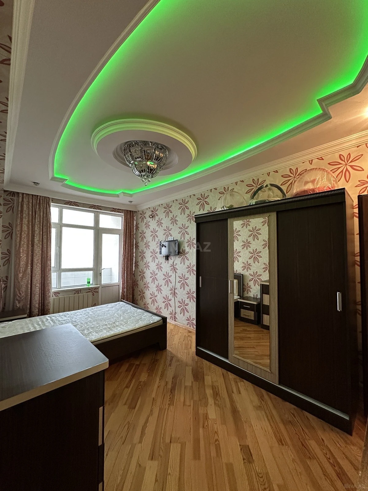 Satılır 4 otaqlı mənzil 135 m²