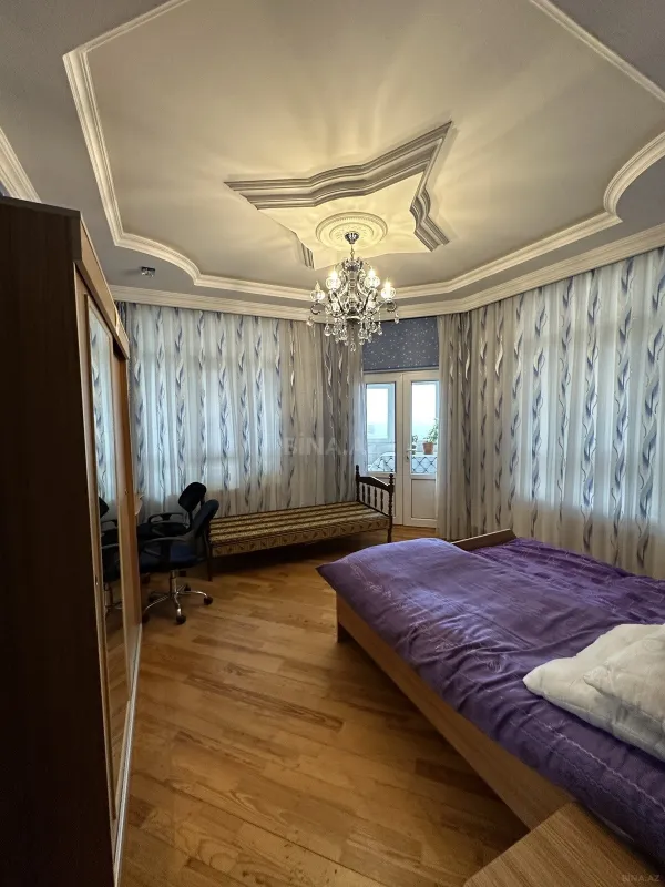 Satılır 4 otaqlı mənzil 135 m²