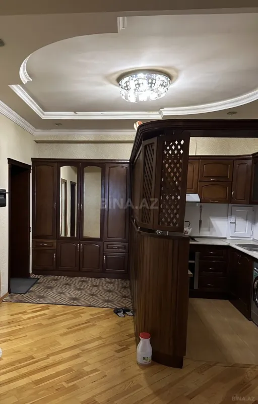 Satılır 4 otaqlı mənzil 135 m²