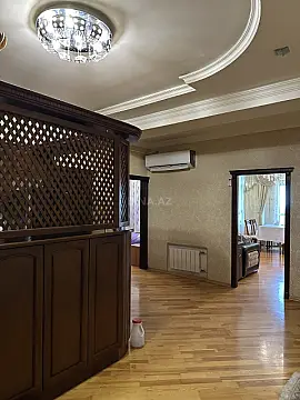 Satılır 4 otaqlı mənzil 135 m²