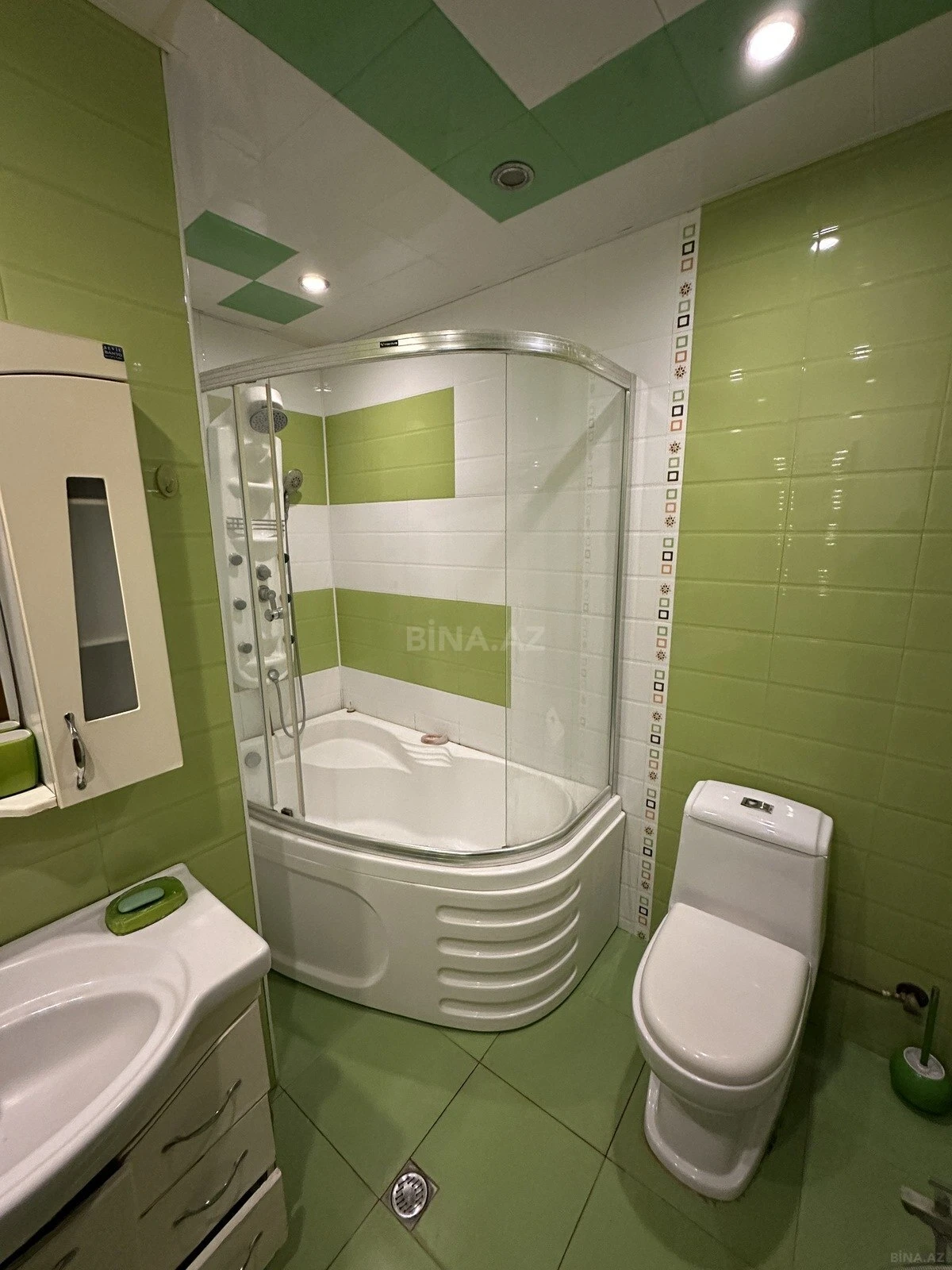 Satılır 4 otaqlı mənzil 135 m²