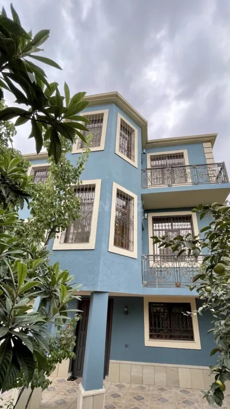 Kirayə verilir 6 otaqlı həyət evi 400 m²
