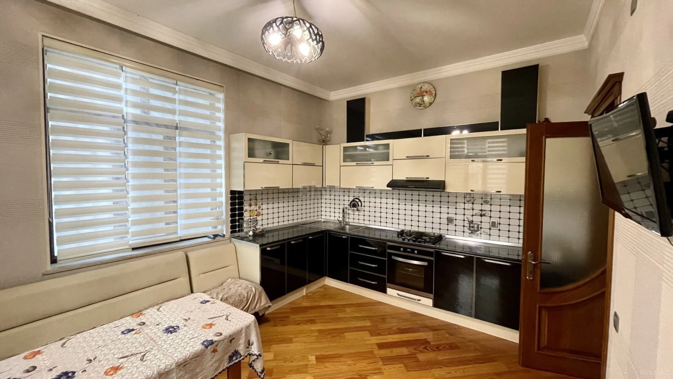 Kirayə verilir 6 otaqlı həyət evi 400 m²