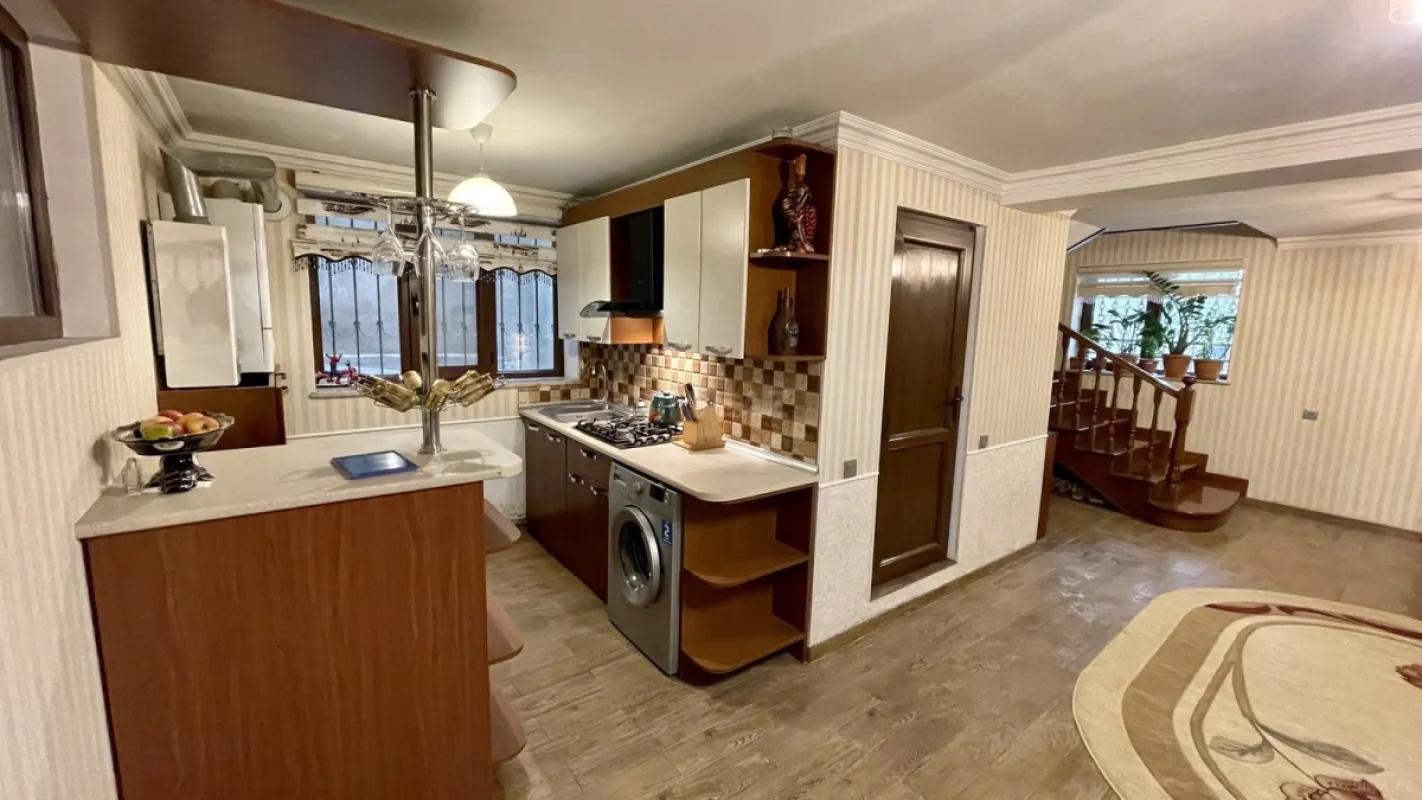 Kirayə verilir 6 otaqlı həyət evi 400 m²