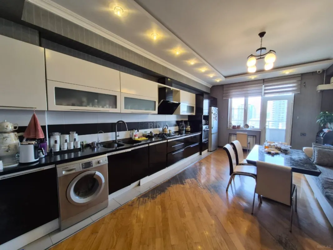 Satılır 5 otaqlı mənzil 280 m²