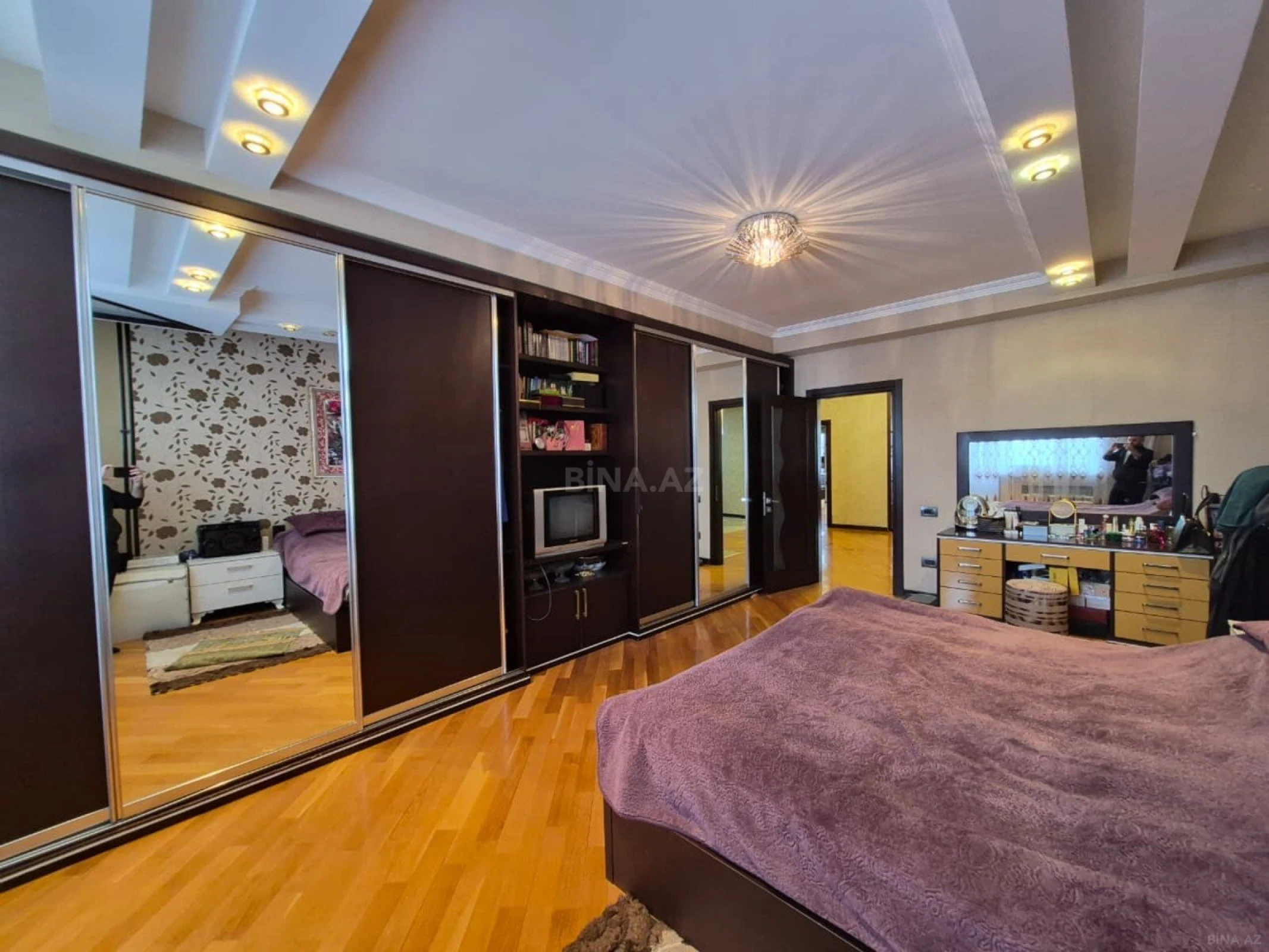 Satılır 5 otaqlı mənzil 280 m²