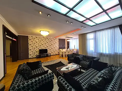 Satılır 5 otaqlı mənzil 280 m²