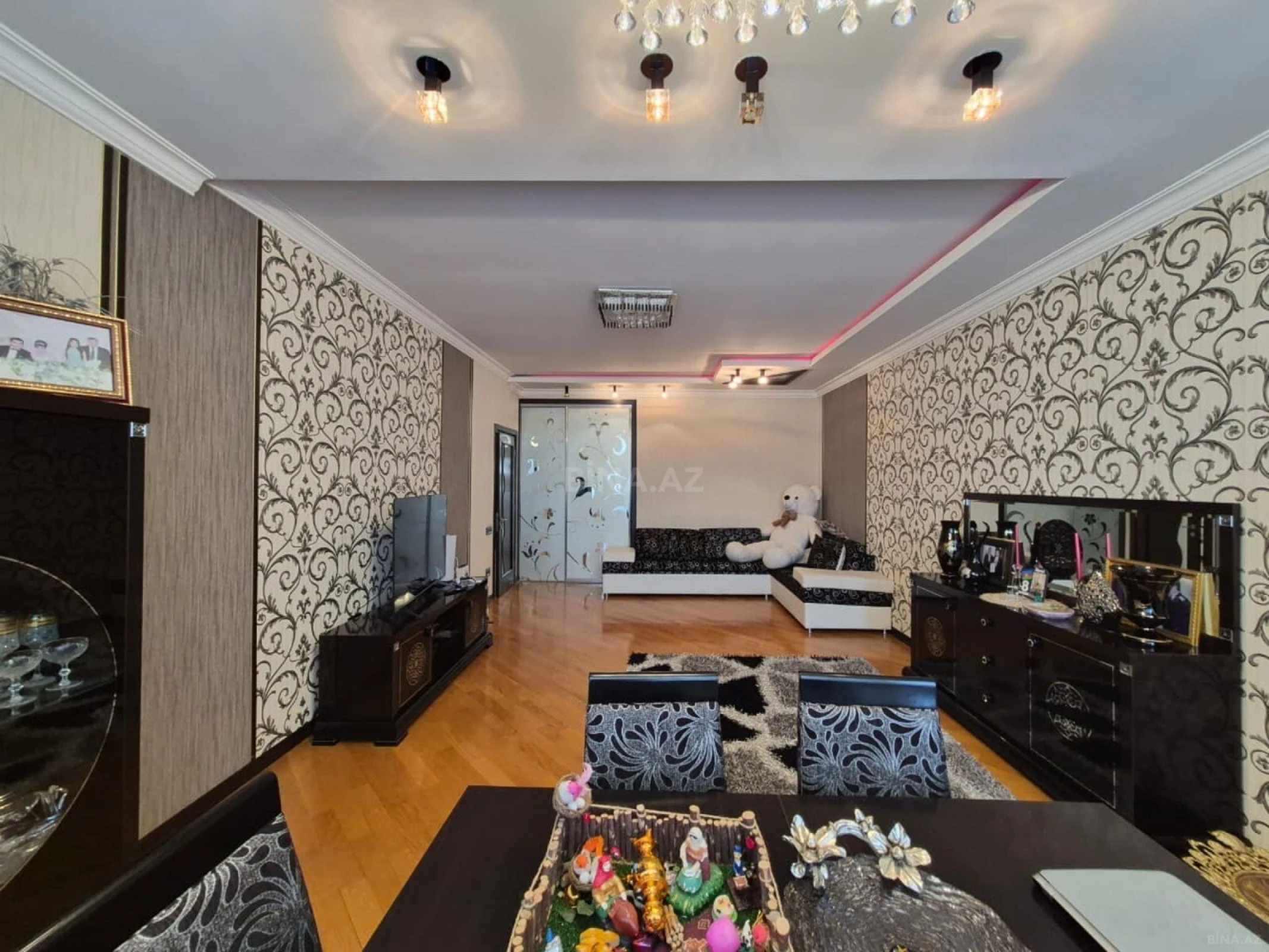 Satılır 5 otaqlı mənzil 280 m²