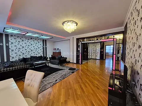 Satılır 5 otaqlı mənzil 280 m²