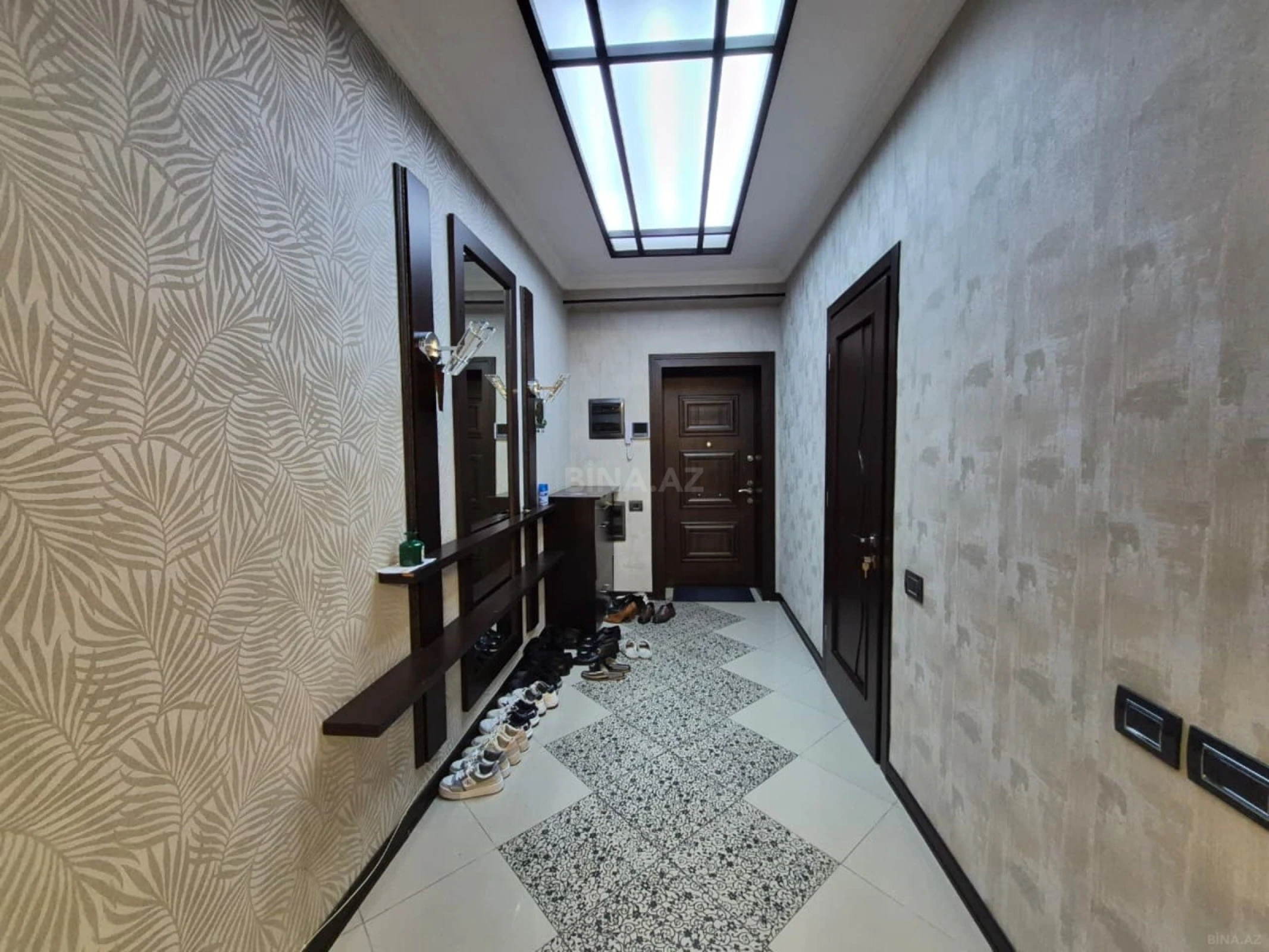 Satılır 5 otaqlı mənzil 280 m²