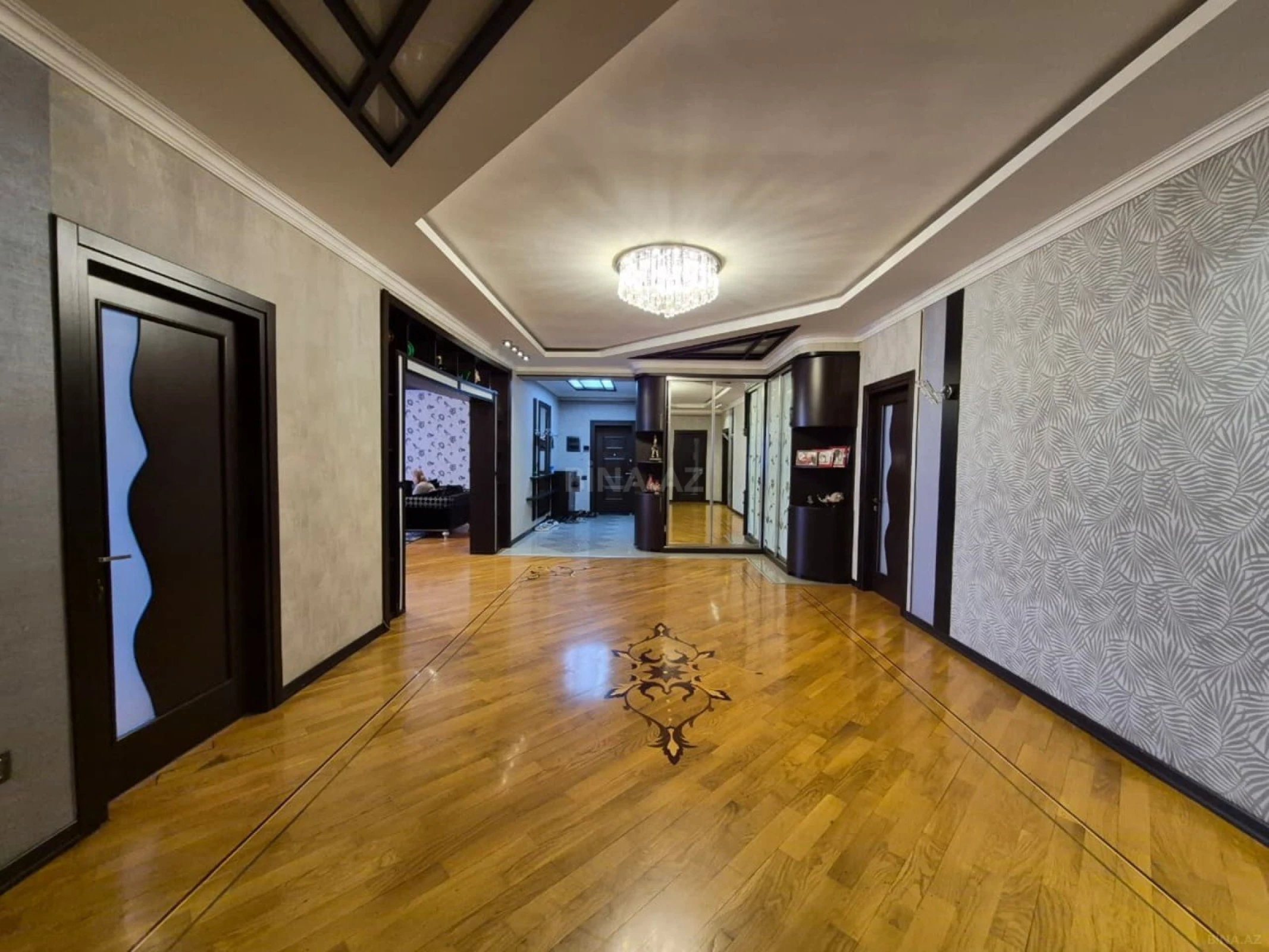 Satılır 5 otaqlı mənzil 280 m²