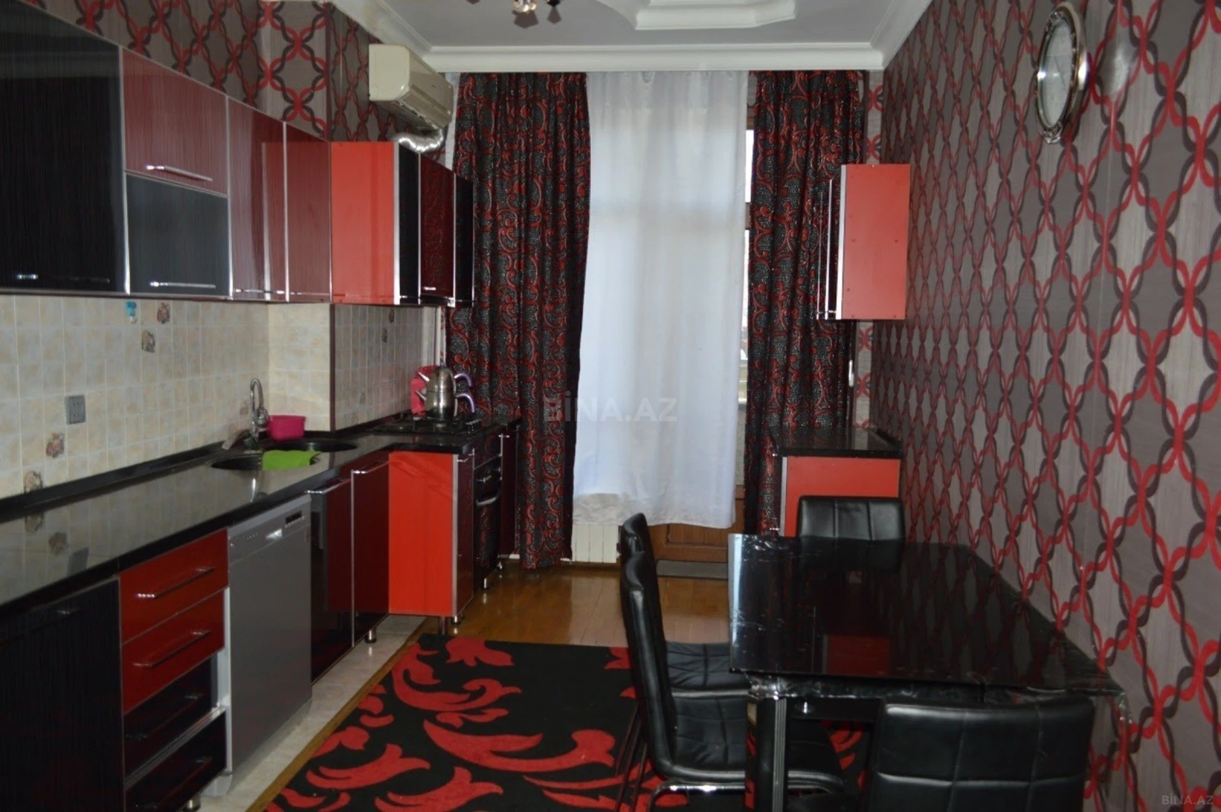Kirayə verilir 4 otaqlı mənzil 150 m²