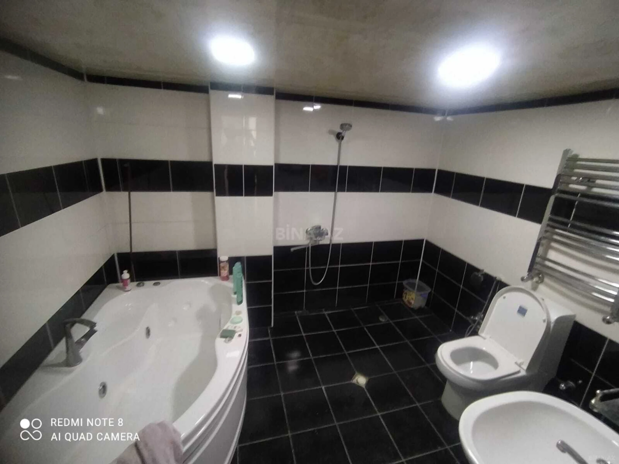 Satılır 10 otaqlı həyət evi 200 m²