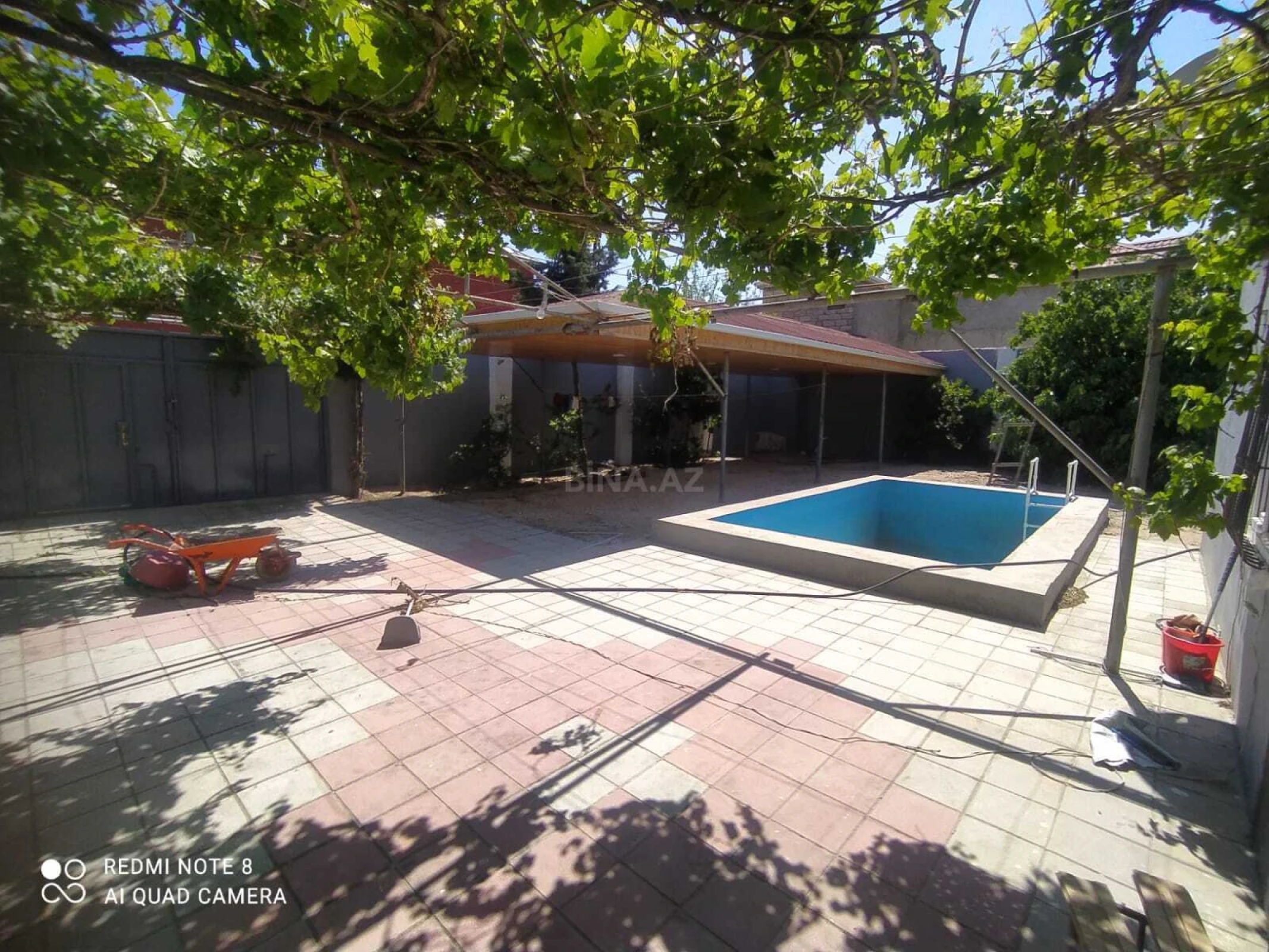 Satılır 10 otaqlı həyət evi 200 m²