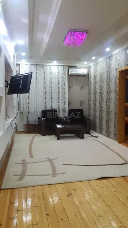 Satılır 10 otaqlı həyət evi 200 m²