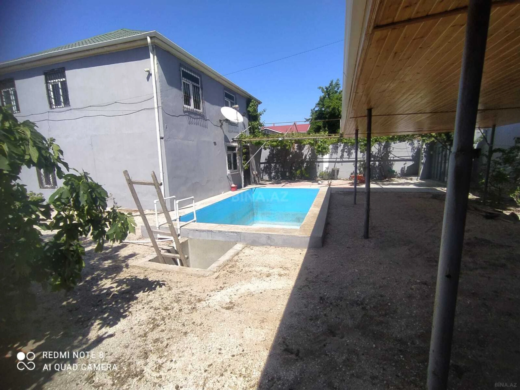 Satılır 10 otaqlı həyət evi 200 m²