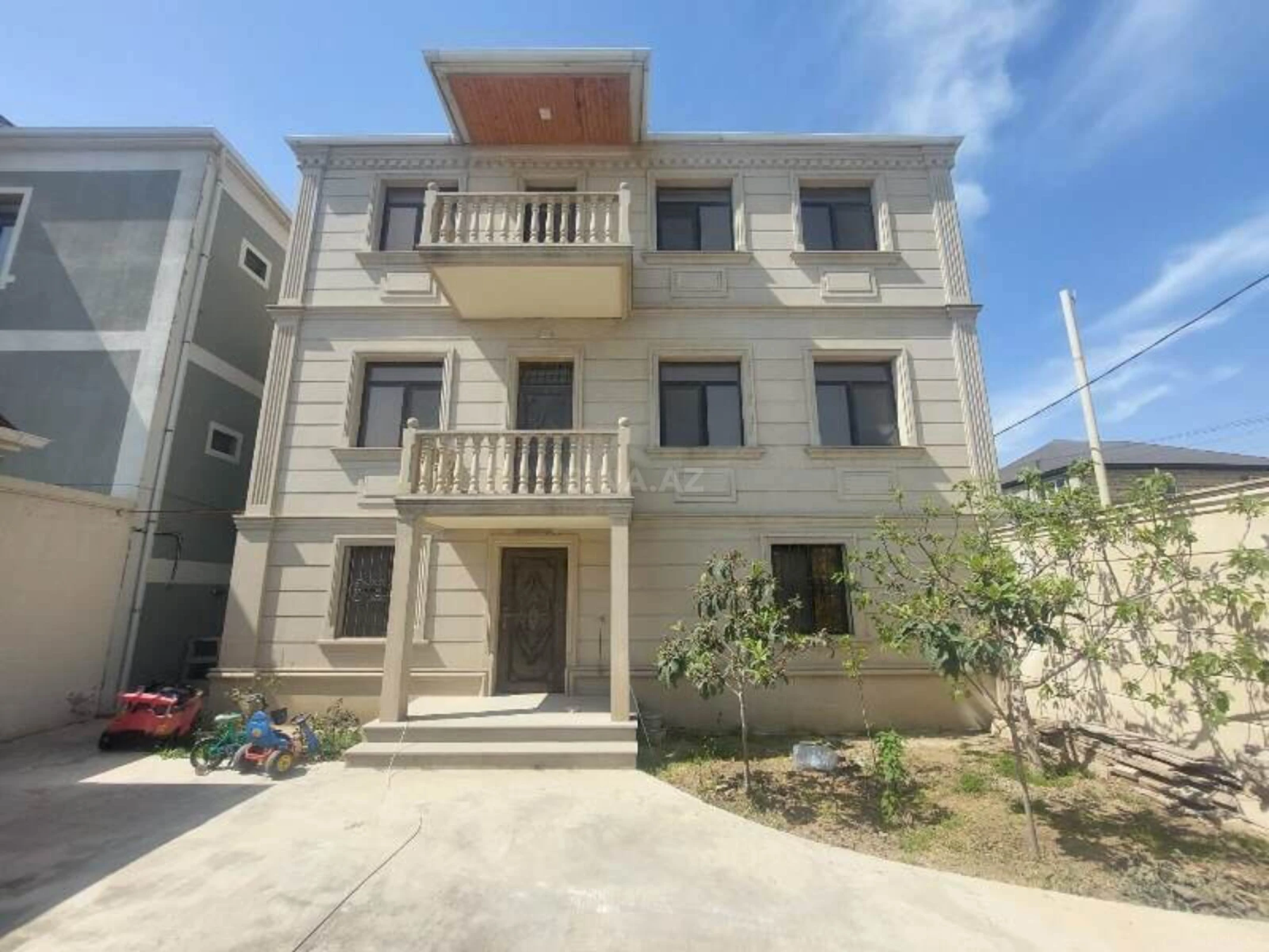 Satılır 6 otaqlı həyət evi 300 m²