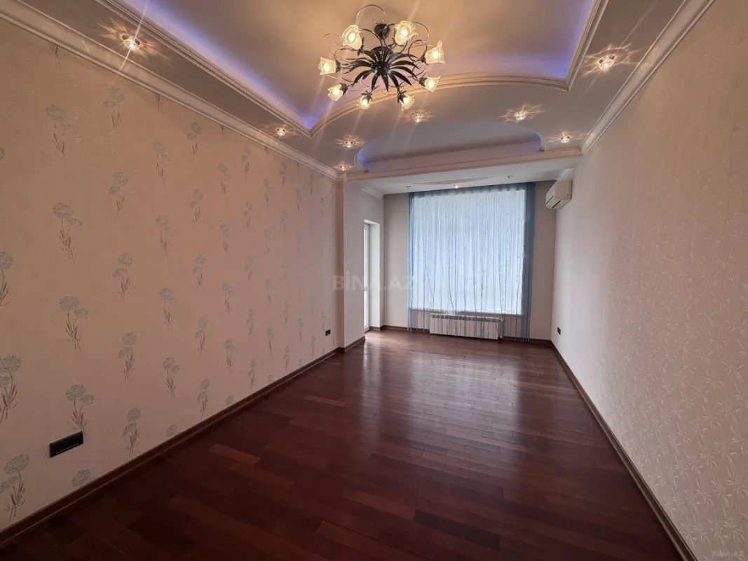 Satılır 4 otaqlı mənzil 176 m²