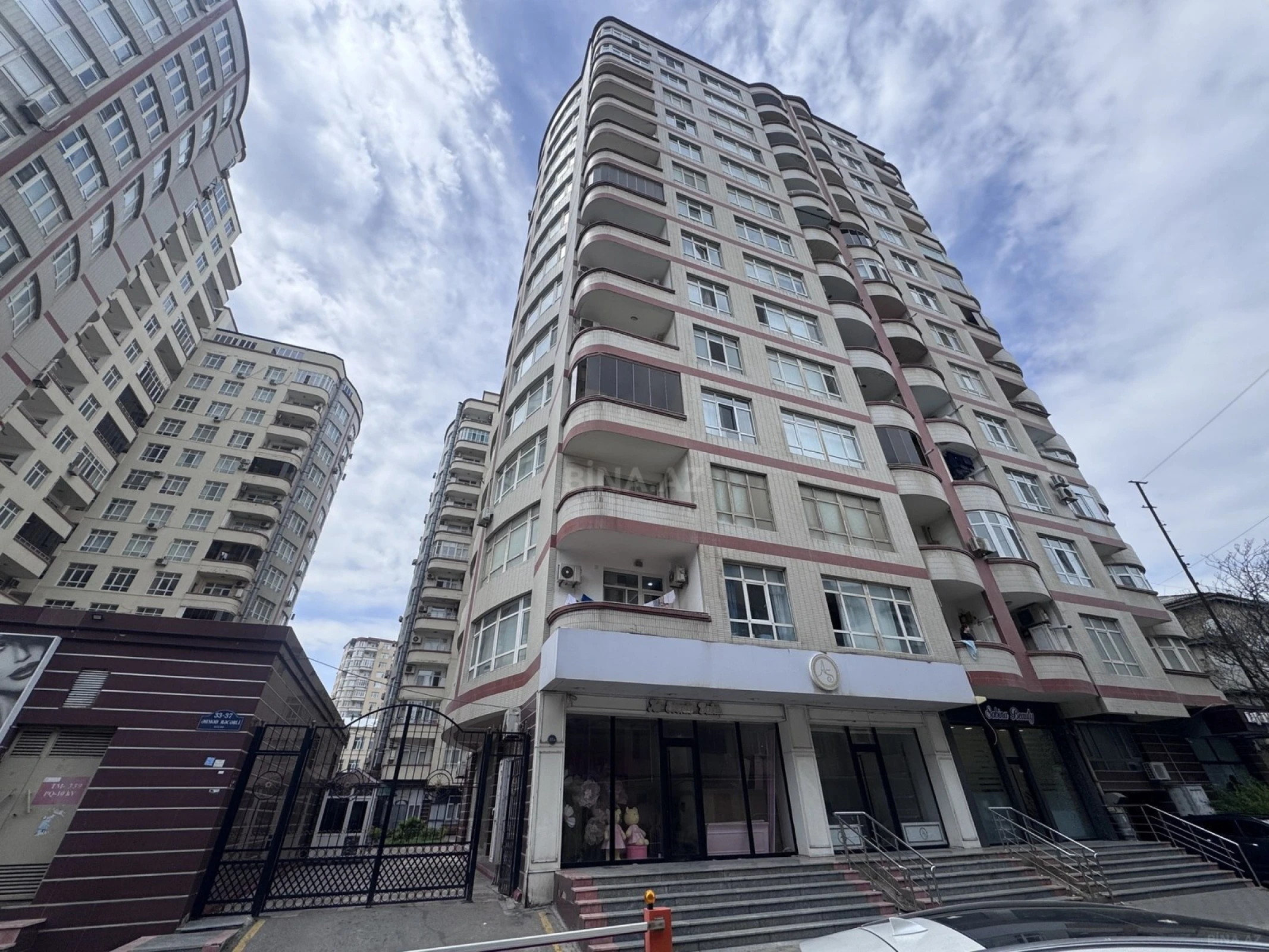 Satılır 4 otaqlı mənzil 176 m²
