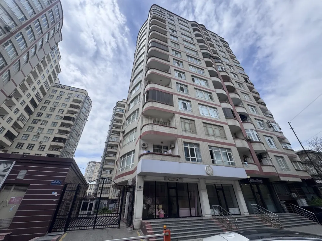 Satılır 4 otaqlı mənzil 176 m²