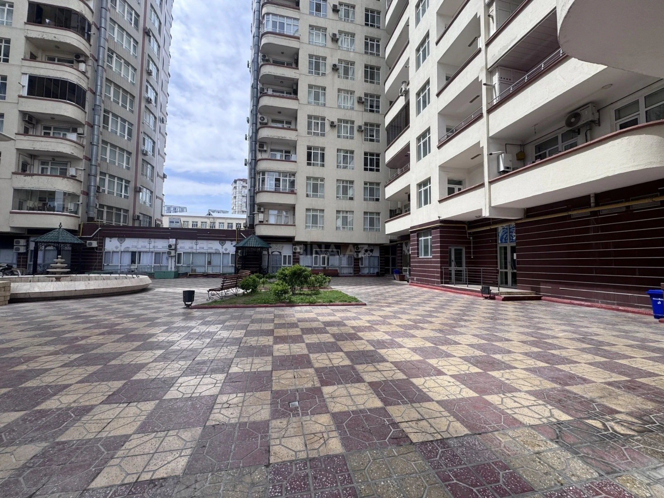 Satılır 4 otaqlı mənzil 176 m²