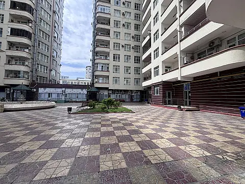 Satılır 4 otaqlı mənzil 176 m²