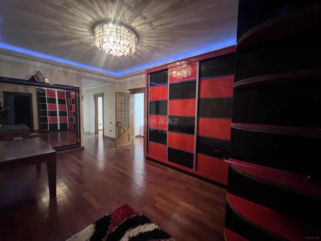 Satılır 4 otaqlı mənzil 176 m²