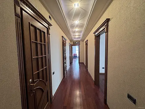 Satılır 4 otaqlı mənzil 176 m²