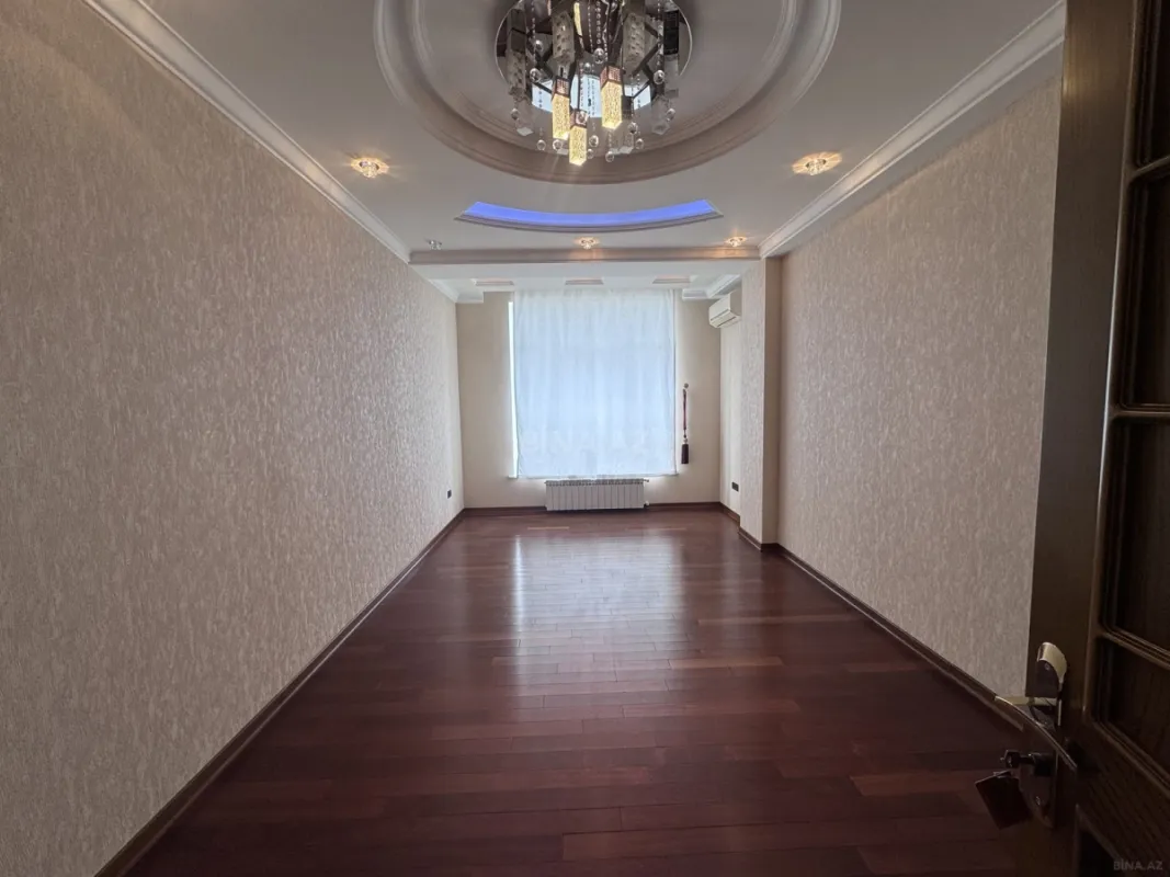 Satılır 4 otaqlı mənzil 176 m²