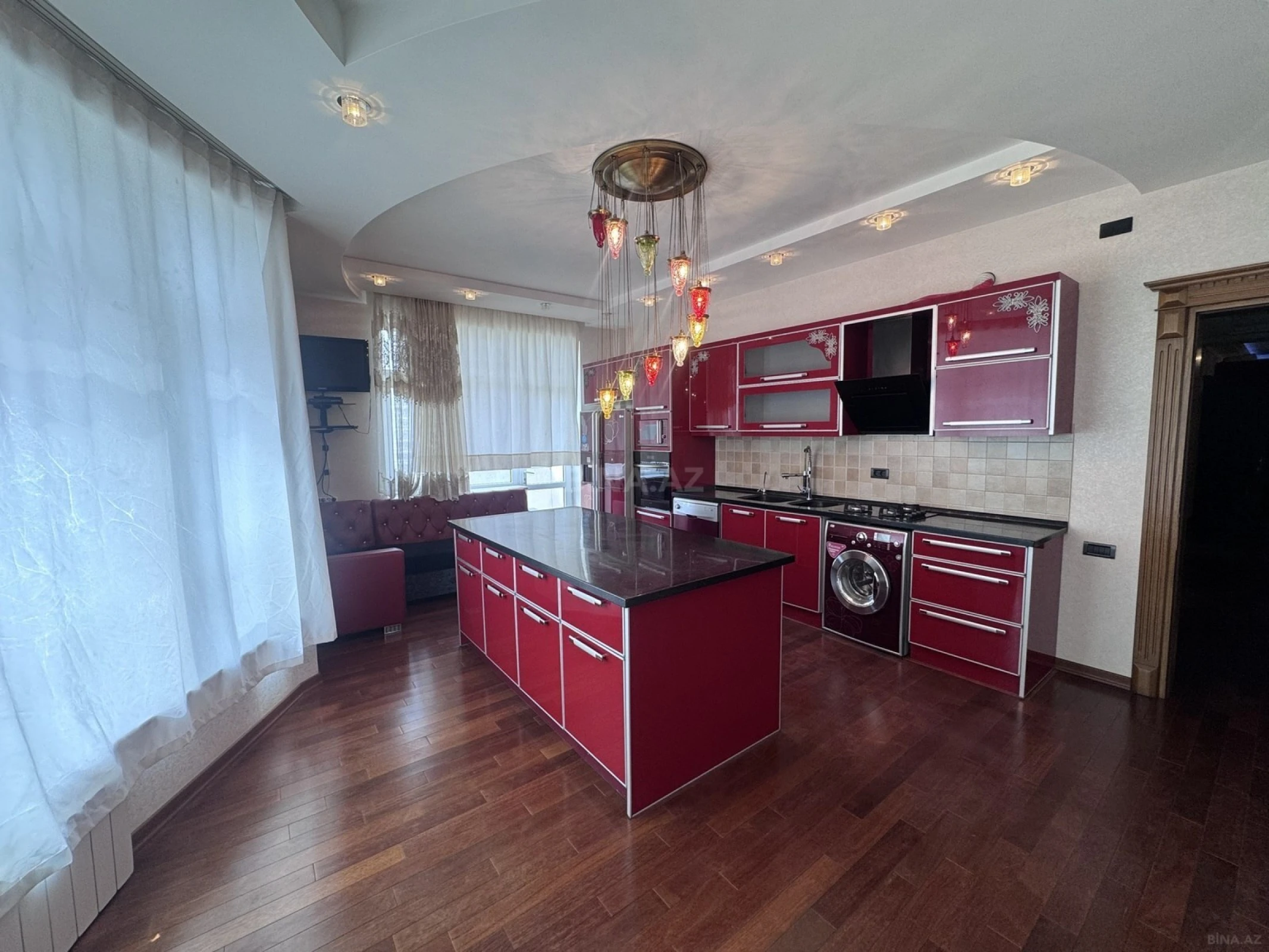 Satılır 4 otaqlı mənzil 176 m²