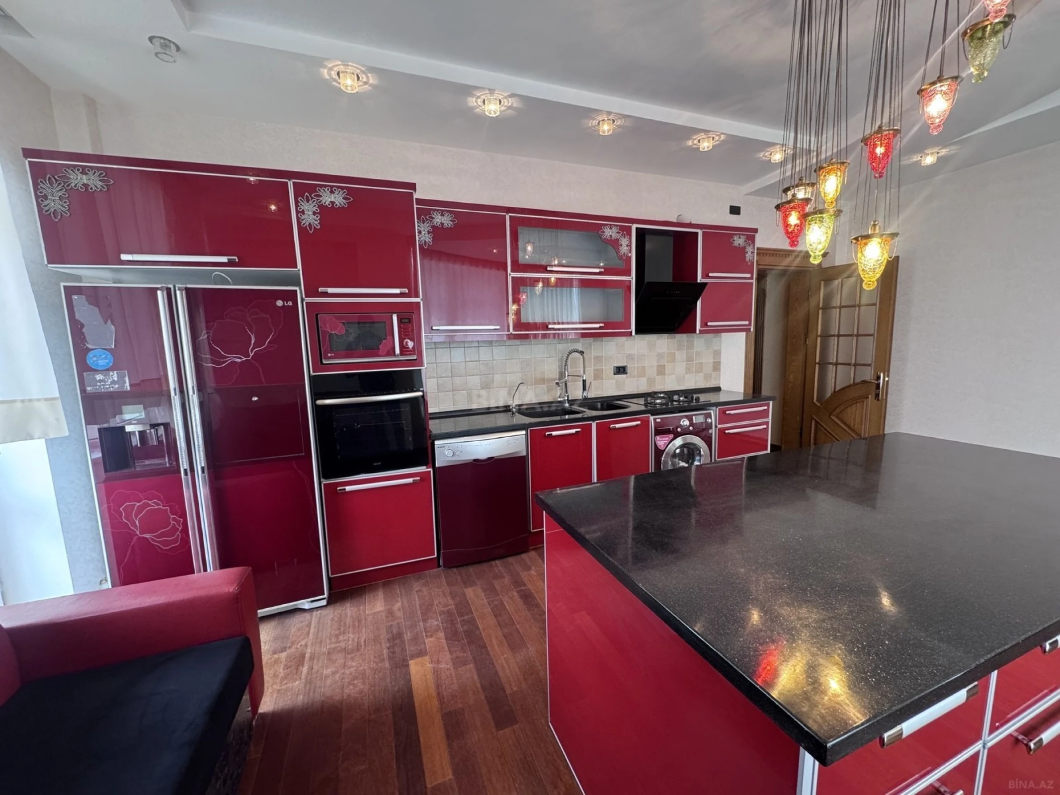 Satılır 4 otaqlı mənzil 176 m²