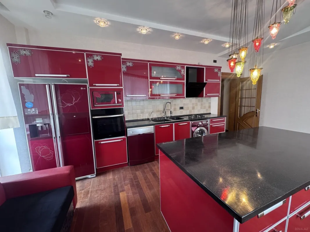 Satılır 4 otaqlı mənzil 176 m²