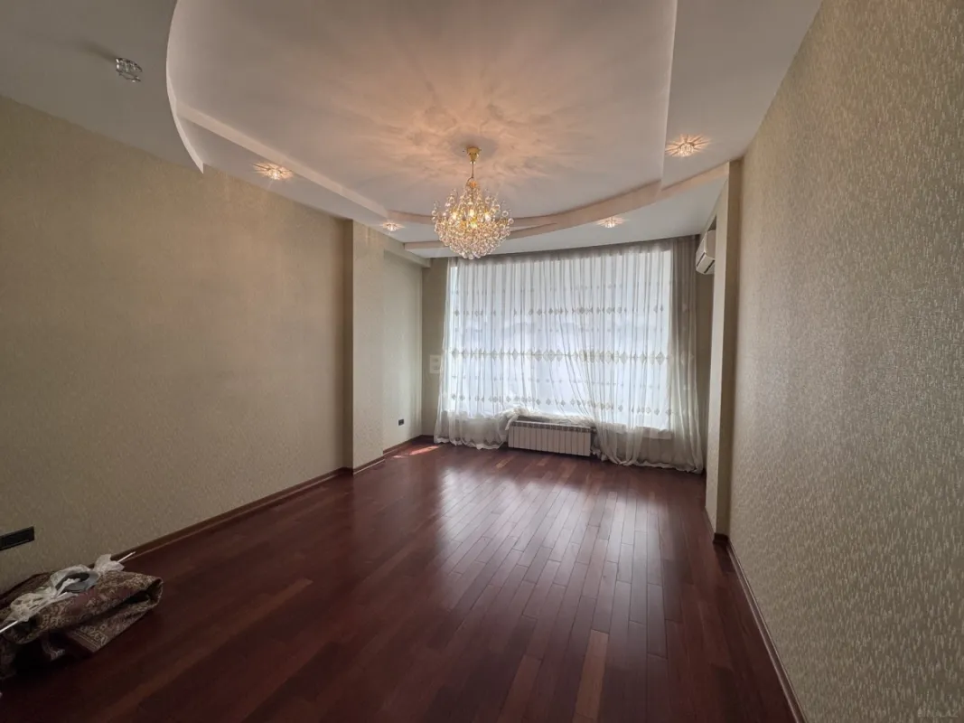 Satılır 4 otaqlı mənzil 176 m²