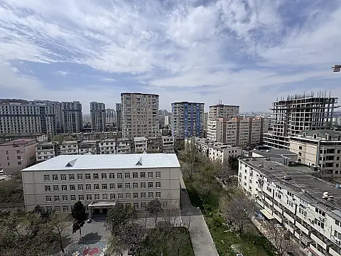 Satılır 4 otaqlı mənzil 176 m²