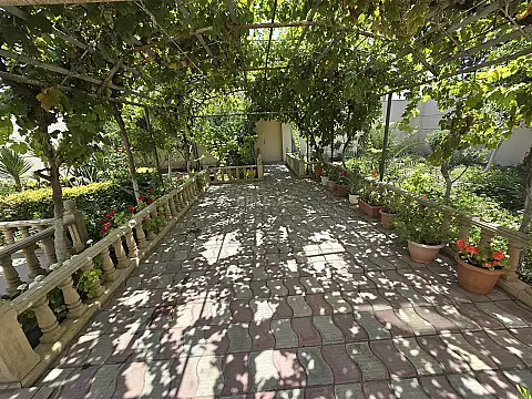 Satılır 6 otaqlı həyət evi 200 m²