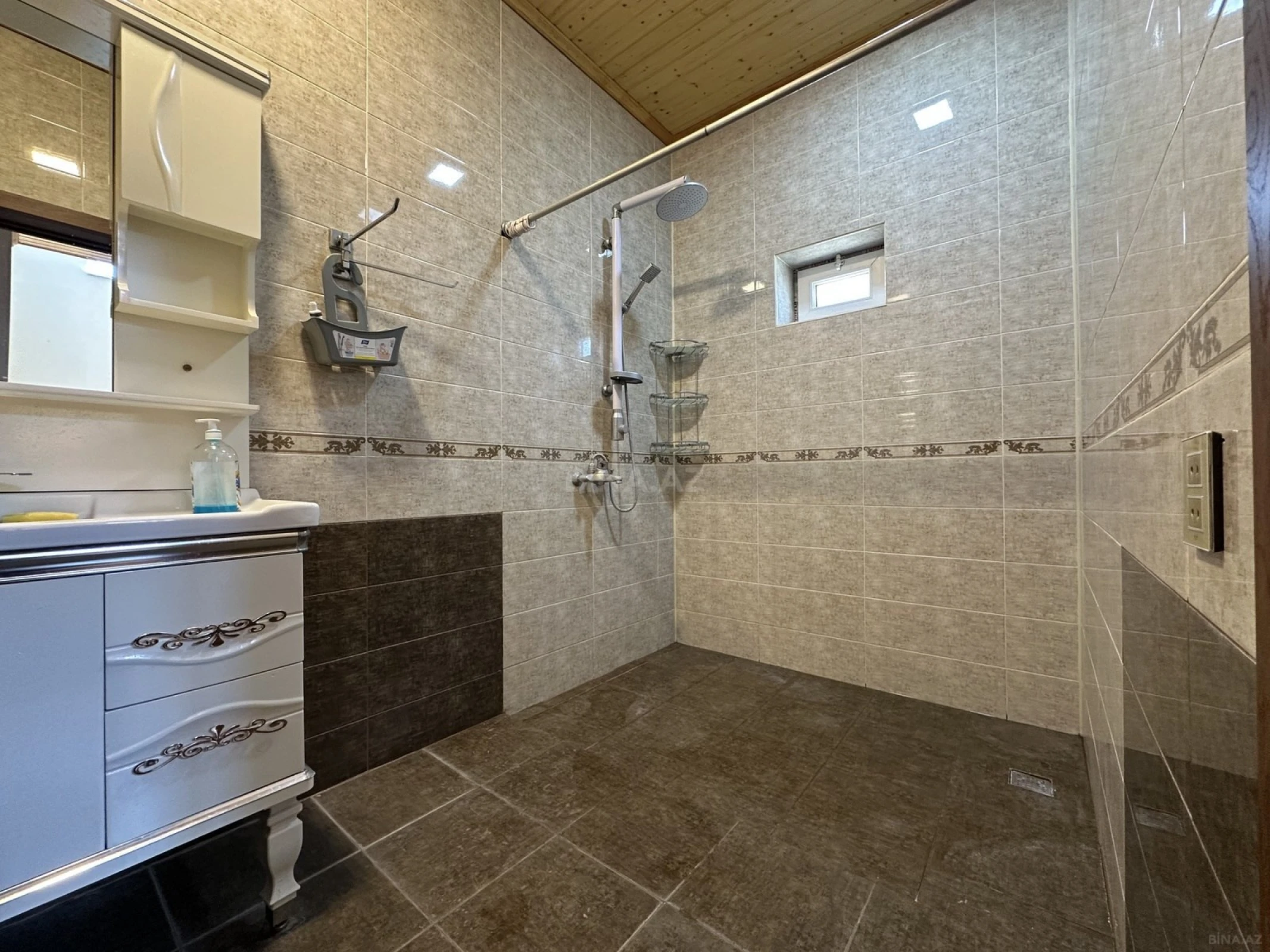 Satılır 6 otaqlı həyət evi 200 m²