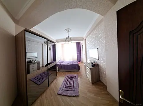 Satılır 4 otaqlı mənzil 141 m²
