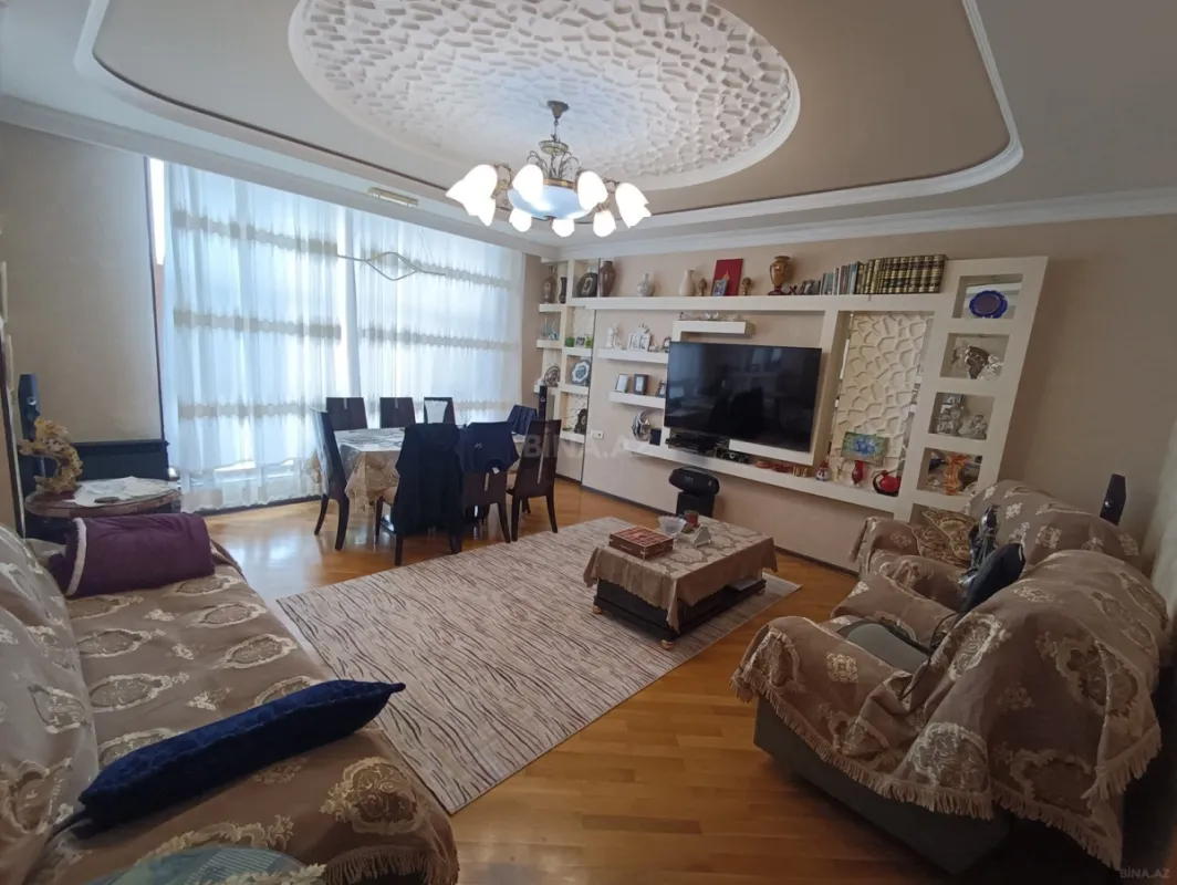Satılır 3 otaqlı mənzil 181.5 m²