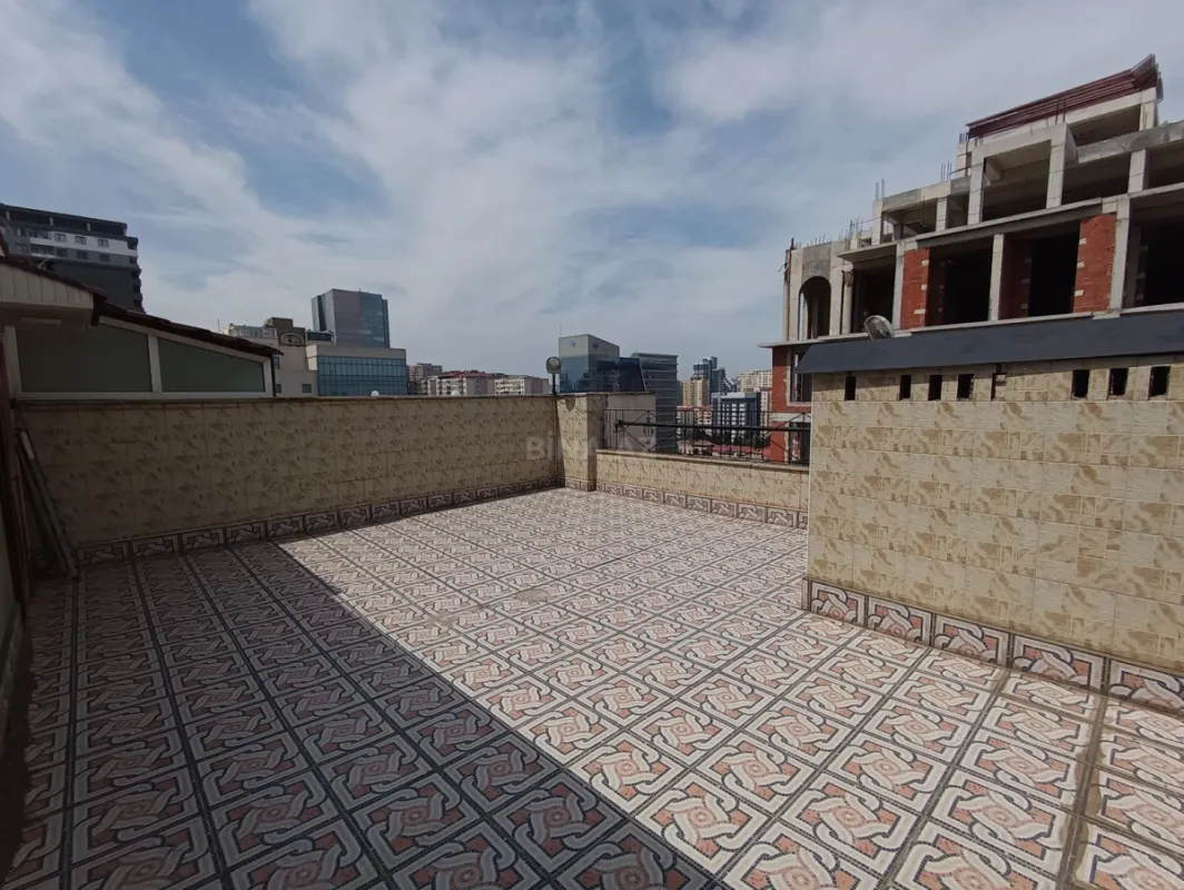 Satılır 3 otaqlı mənzil 181.5 m²