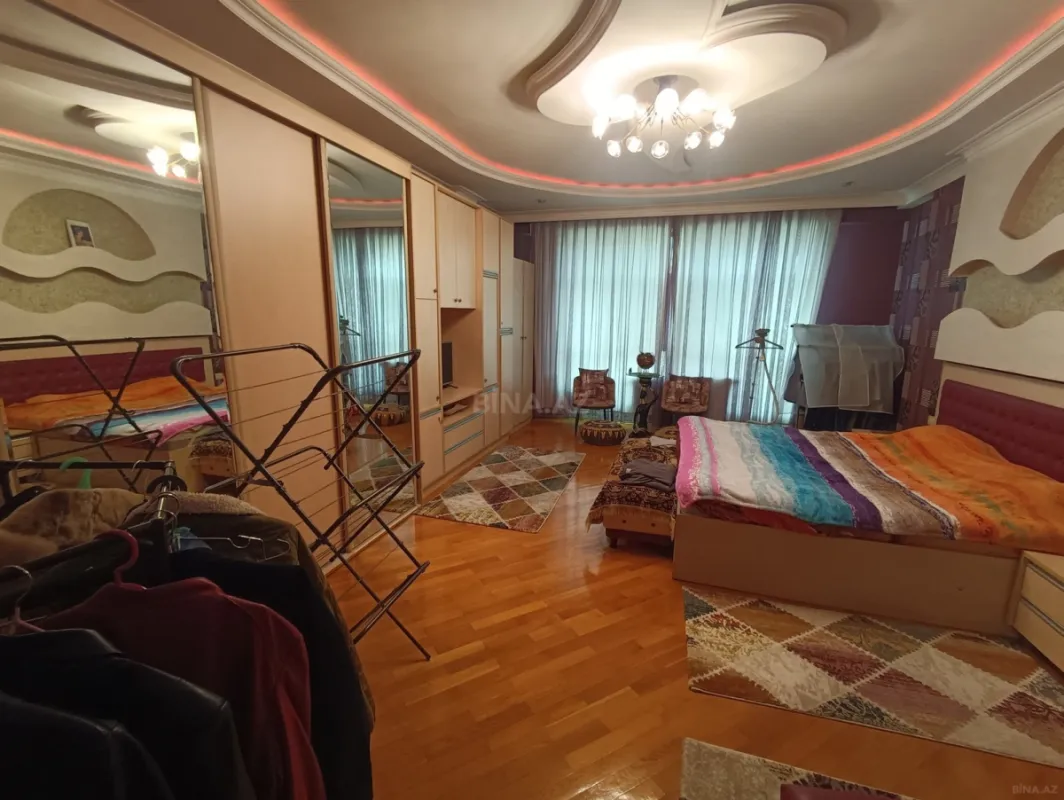 Satılır 3 otaqlı mənzil 181.5 m²