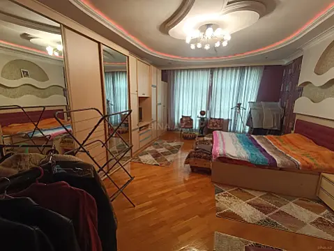 Satılır 3 otaqlı mənzil 181.5 m²